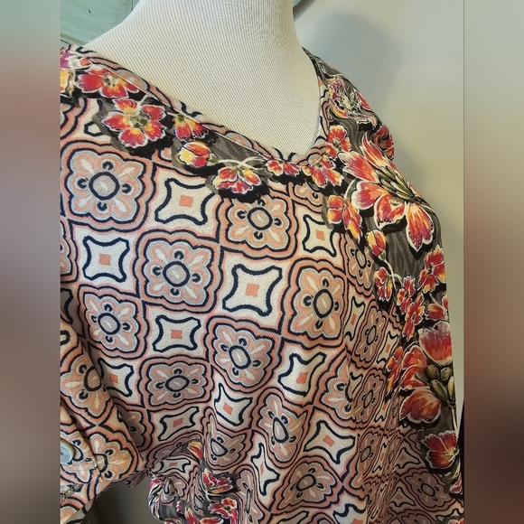 One World Live And Let Live Size Medium V-neck Mixed Media T-Shirt Floral Tiles - Picture 4 of 8